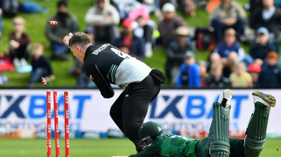 Big-hitting New Zealand crush Pakistan by five wickets for 2-0 lead