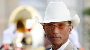 US-Sänger Pharrell Williams trägt olympische Fackel durch Pariser Vorort 
