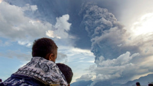 Un volcán en Indonesia vuelve a entrar en erupción tras varios días consecutivos