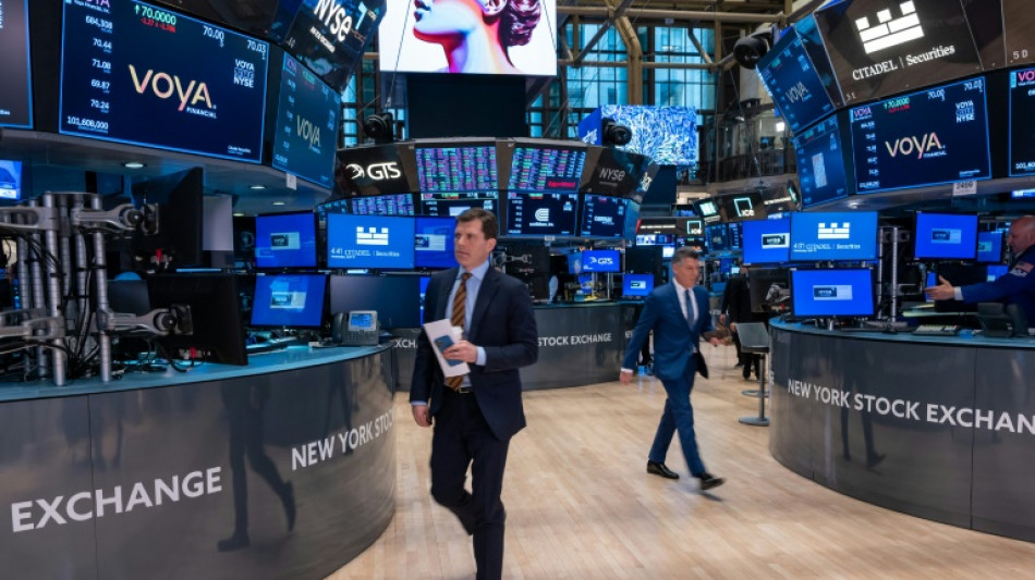 Wall Street conclut en berne, inquiète des tensions géopolitiques et de l'inflation