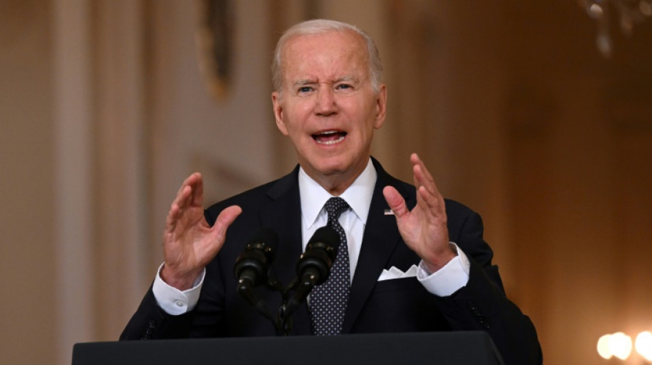 Biden délivre un appel passionné à limiter la vente de fusils d'assaut