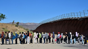 Migrantes continuam cruzando fronteira dos EUA, apesar das novas restrições de Biden