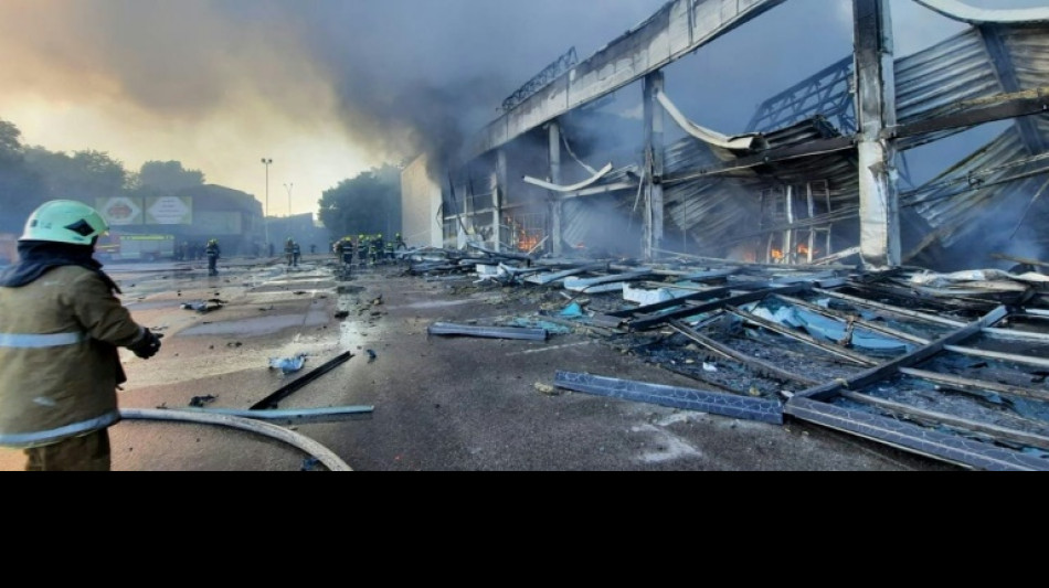 Al menos 13 muertos y más de 40 heridos en un ataque con misil en un centro comercial de Ucrania