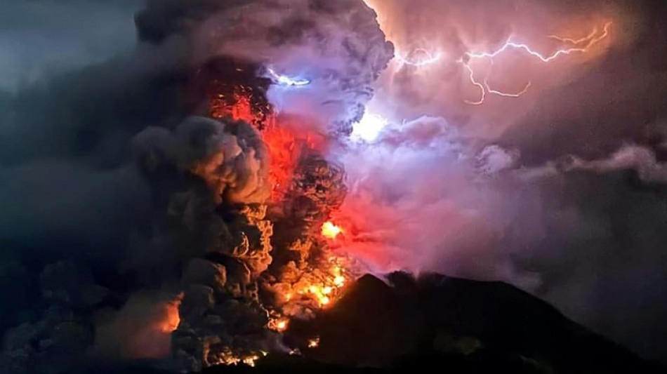Miles de evacuados por la erupción de un volcán en Indonesia