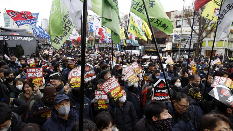 Manifestanti in festa a Seul dopo impeachment di Yoon