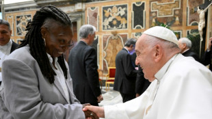 Papa Francisco faz piada ao receber humoristas no Vaticano