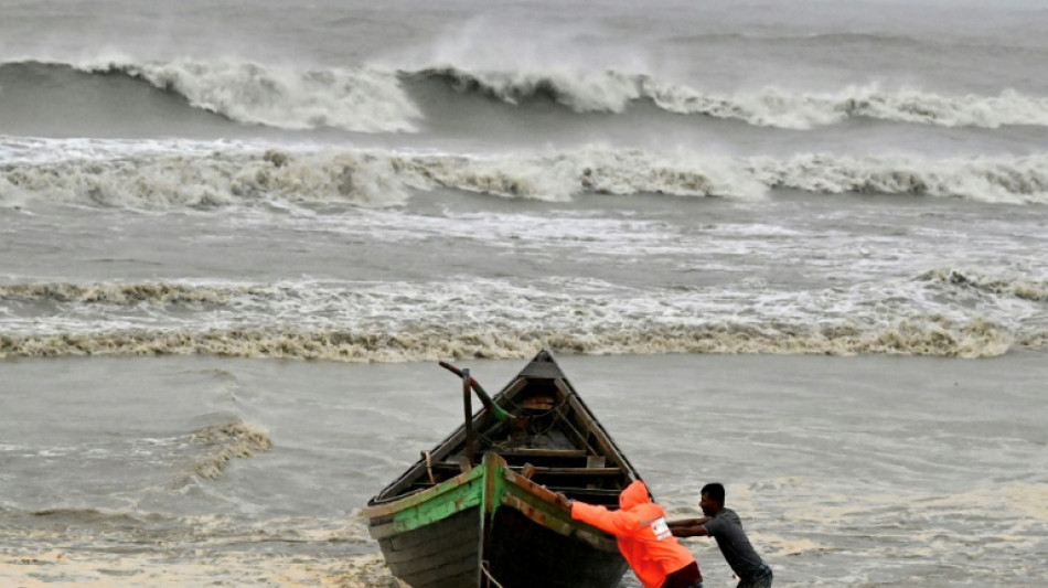 Al menos 800.000 personas huyen ante la llegada de un ciclón a Bangladés