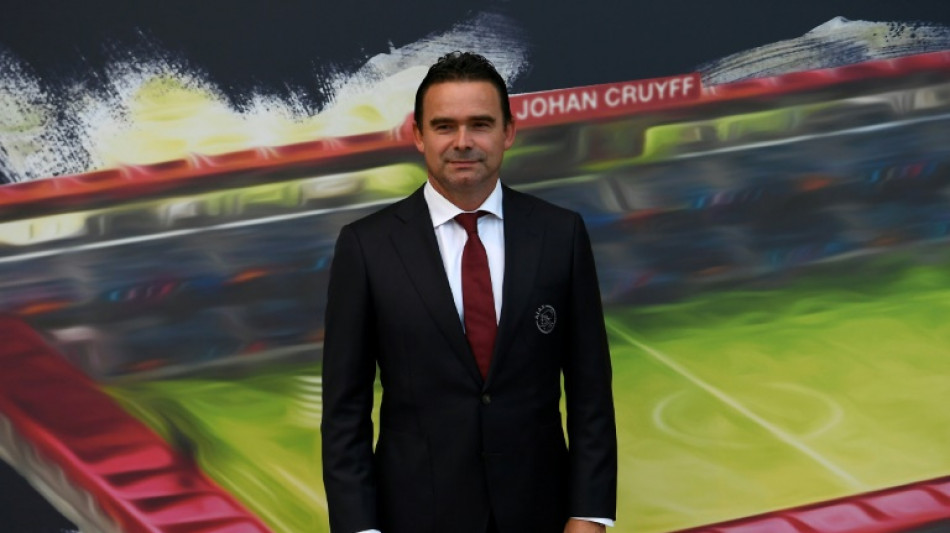 Marc Overmars deja el Ajax por mensajes "inapropiados" a mujeres