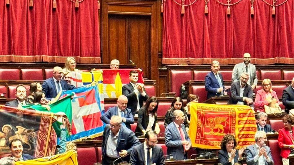 Passa l'Autonomia, in Aula il tricolore e le bandiere regionali