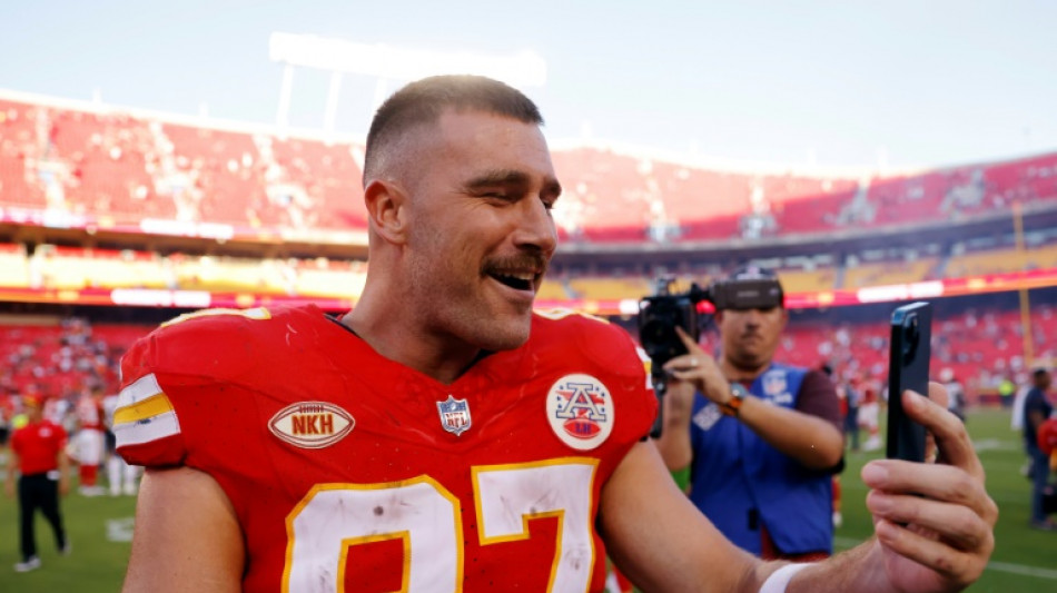 Kelce, estrella de la NFL, dice disfrutar de los rumores con Taylor Swift