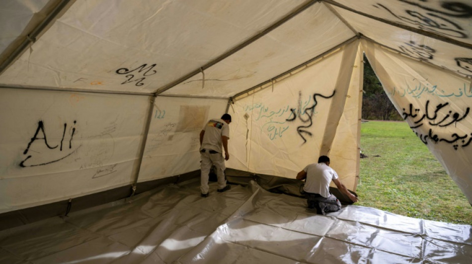 Tiendas de campaña para solicitantes de asilo generan debate en Austria