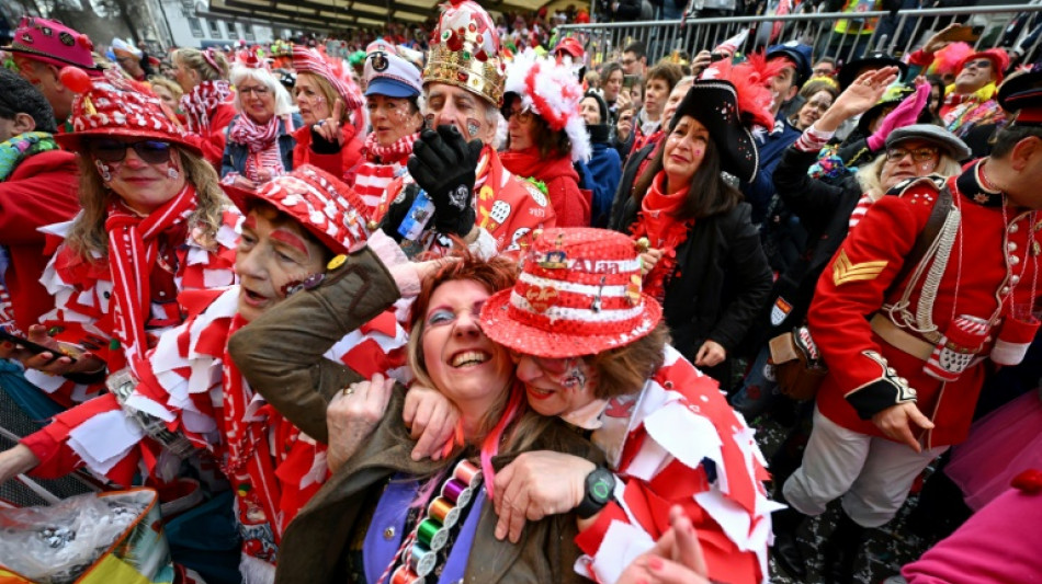 "Alaaf" und "Helau": Narren und Jecken am Rhein feiern Beginn von Straßenkarneval