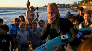 L'Australien Blake Johnston bat le record de la plus longue session de surf