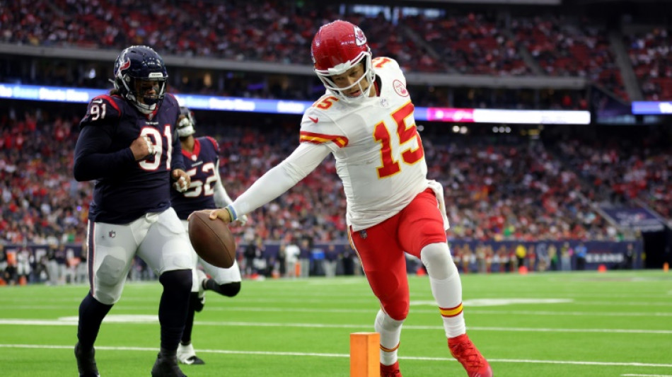 Chiefs reach NFL playoffs with win, Cowboys advance despite defeat