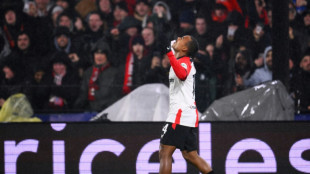 Com gol de brasileiro, Feyenoord vence Milan (1-0) na ida do playoff da Champions