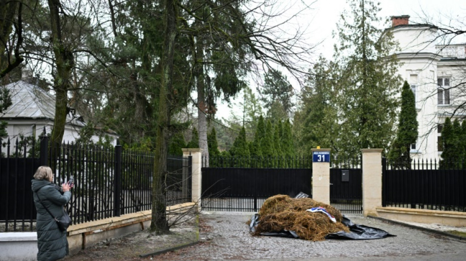 Aktivisten in Polen laden zwei Tonnen Mist vor Villa des russischen Botschafters ab