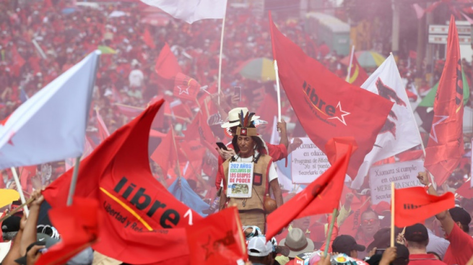 Thousands rally in support of embattled Honduras president