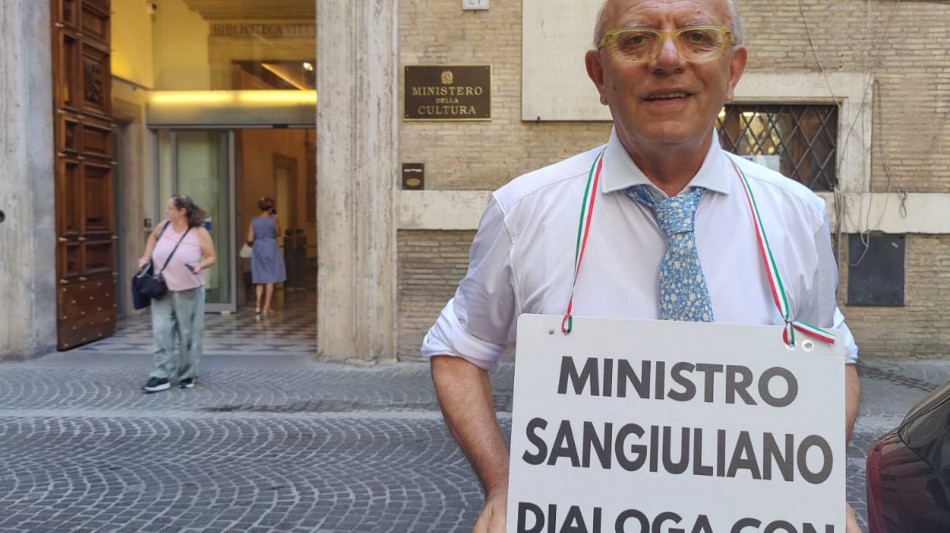 Sit-in di Gubitosi davanti alla sede del ministero della Cultura