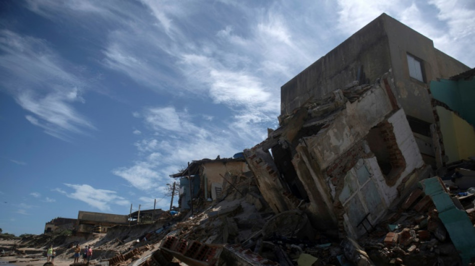 Au Brésil, une cité balnéaire disparaît sous la mer