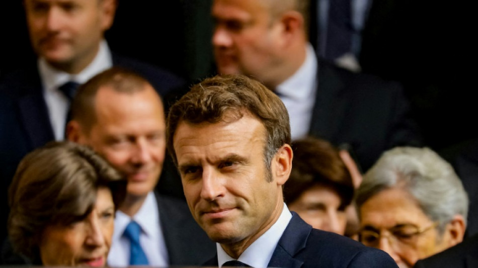 Macron promet une France "plus juste" dans la tempête