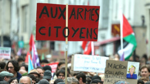 Milhares de manifestantes de esquerda protestam na França contra novo premiê