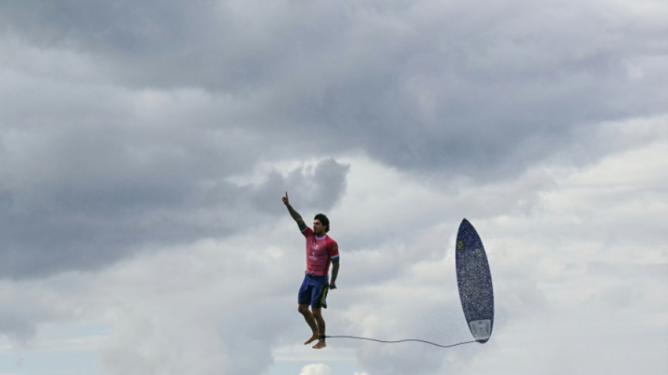 Gabriel Medina 'levita' em foto icônica da AFP em Paris-2024