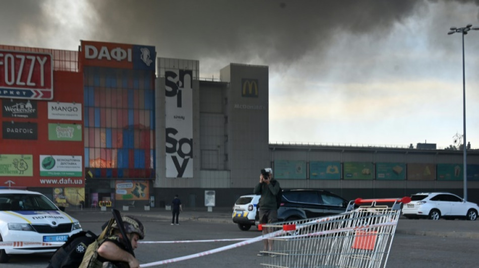 Frappe russe sur un hypermarché en Ukraine: au moins six tués, des dizaines de blessés, selon Kiev