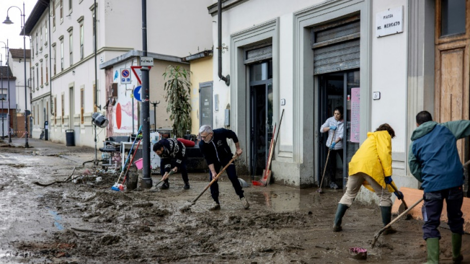 Crue du fleuve Arno en Italie: Florence désormais hors de danger