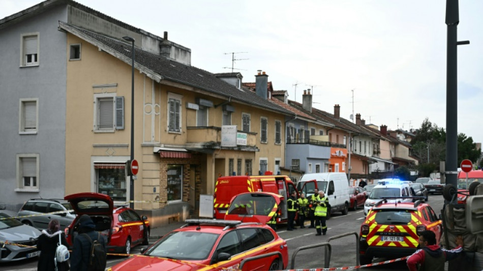 Um morto e três policiais feridos em ataque 'terrorista' no leste da França