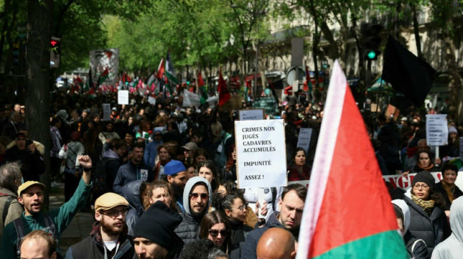 Miles de personas protestan "contra los racismos" en París