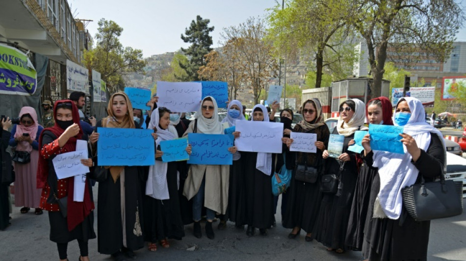 "Abran las escuelas", claman mujeres y adolescentes en protesta en Kabul