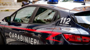 Va in caserma con il cadavere della moglie uccisa in auto