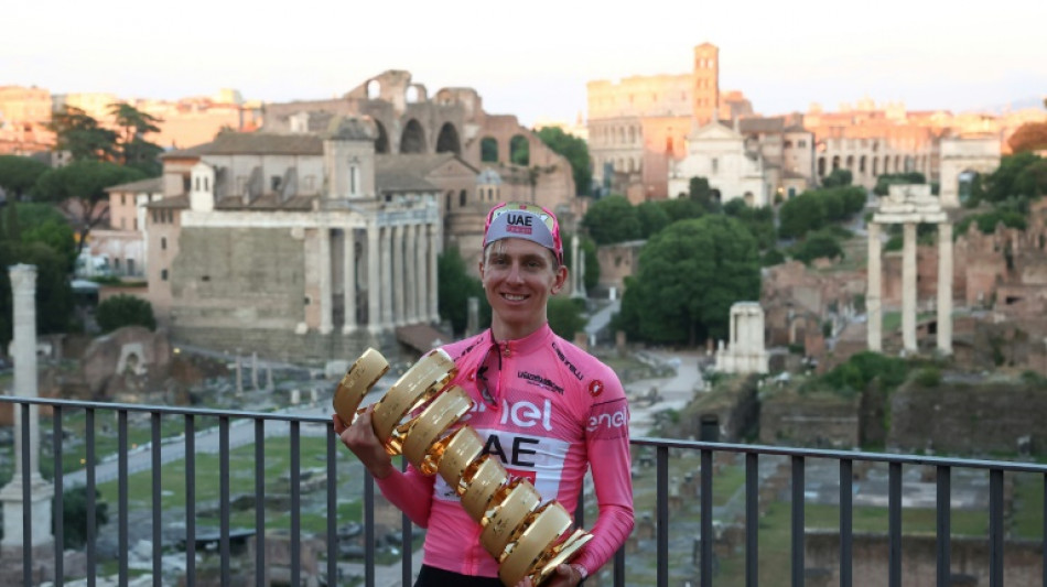 Pogacar celebra un Giro perfecto con el Tour en el horizonte, Martínez segundo