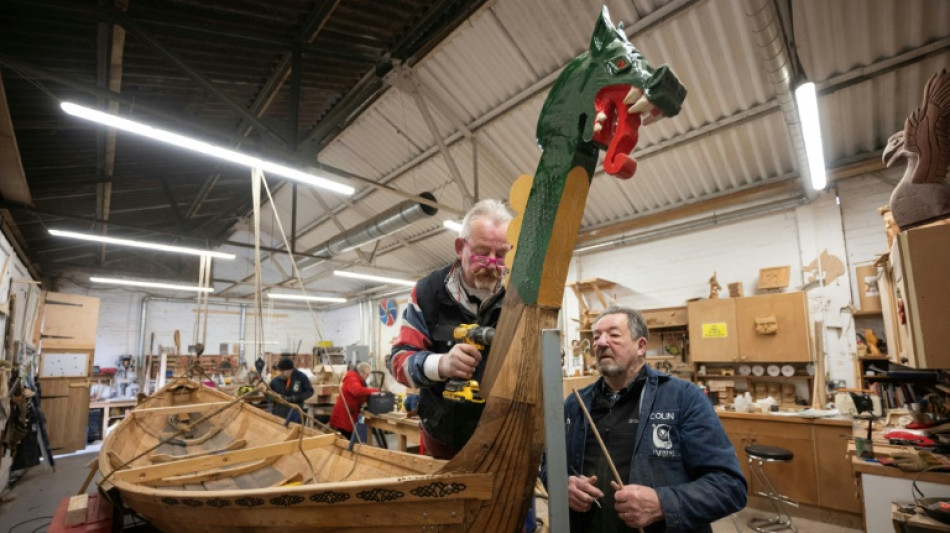 Construção de barco viking é terapia para ex-militares britânicos