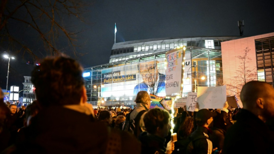 Mehrere tausend Menschen demonstrieren vor Parteizentrale gegen CDU