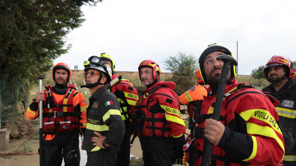 Crolla palazzina nel Napoletano, persone sotto le macerie