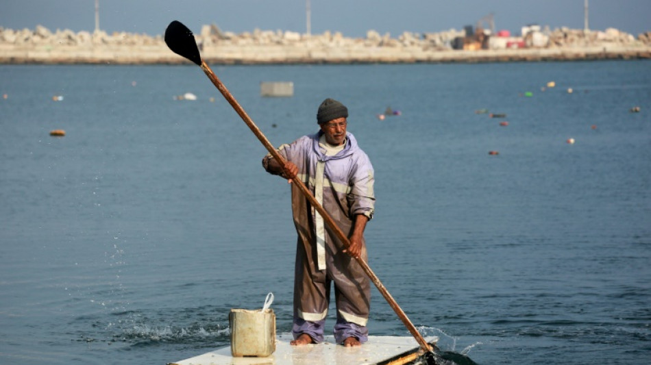 Na falta de barcos, pescadores de Gaza usam portas de geladeiras como pranchas de remo