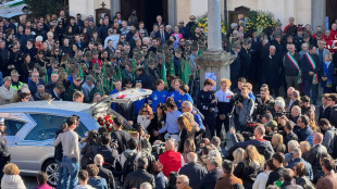 Una folla accoglie Matilde Lorenzi per il funerale