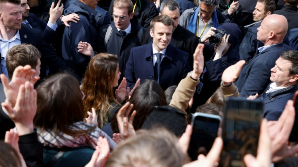 Présidentielle: Macron descend dans l'arène avec un meeting géant