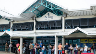 Nueva Caledonia reabrirá el aeropuerto y reducirá el toque de queda