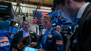 Wall Street finit en ordre dispersé, entre croissance soutenue et résultats mitigés