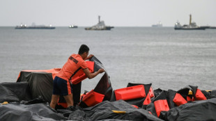Guardacostas de Filipinas intentan contener marea negra tras naufragio de petrolero