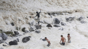 'Erratic' cyclone creeps towards eastern Australia