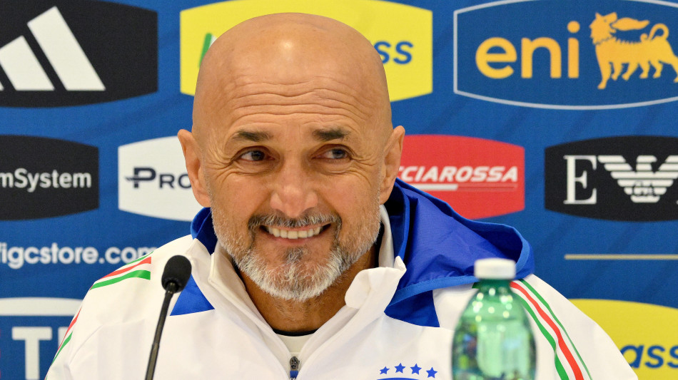 Calcio: 'Maradona' applaude Spalletti, lui si commuove