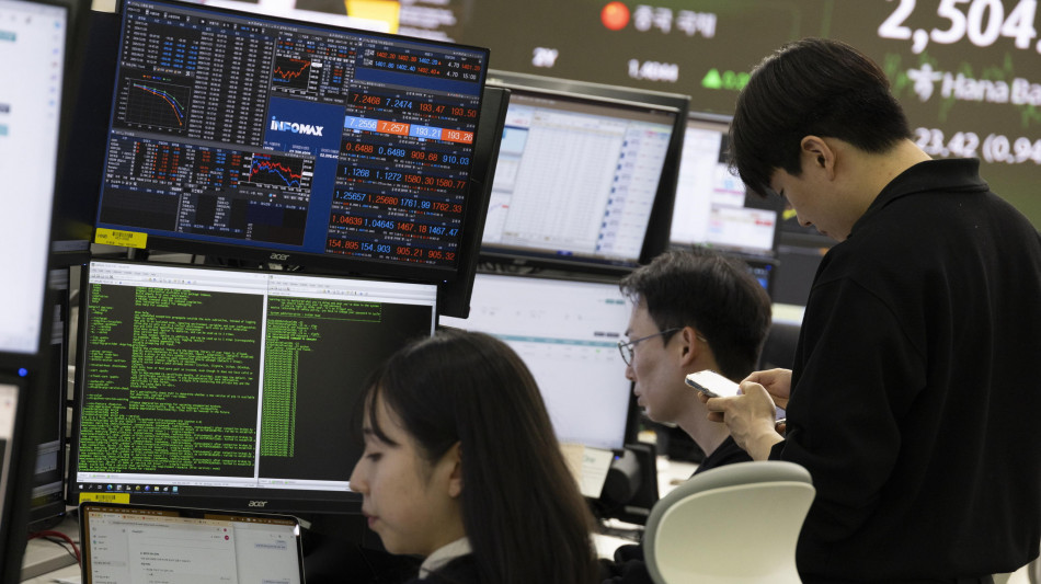 Borsa: l'Asia chiude positiva, Tokyo +0,3% in attesa BoJ