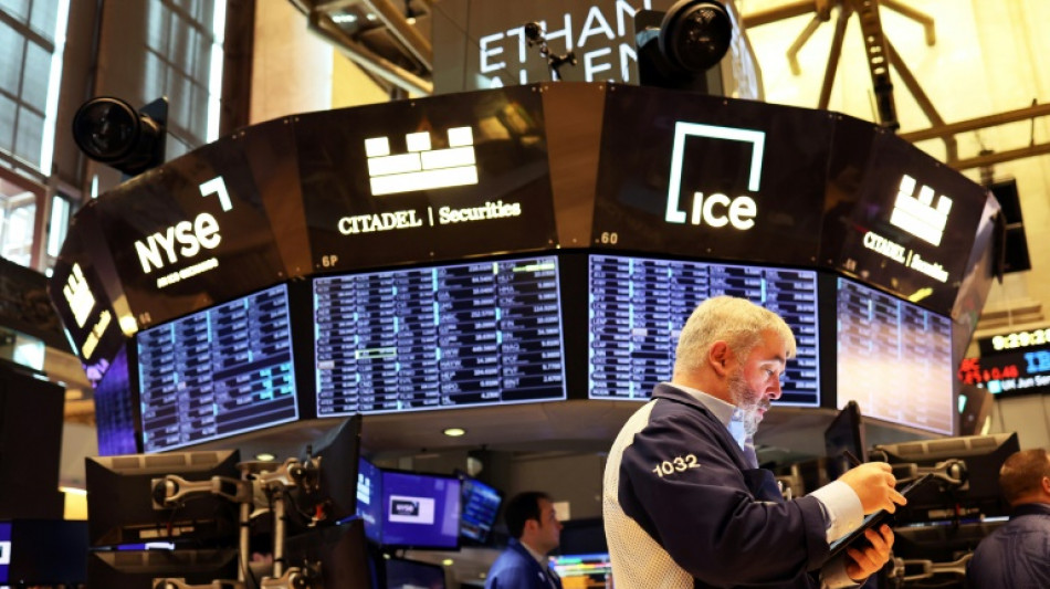 Wall Street ouvre en baisse, attentiste avant la saison des résultats