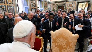 Scherzender Papst empfängt Komiker im Vatikan