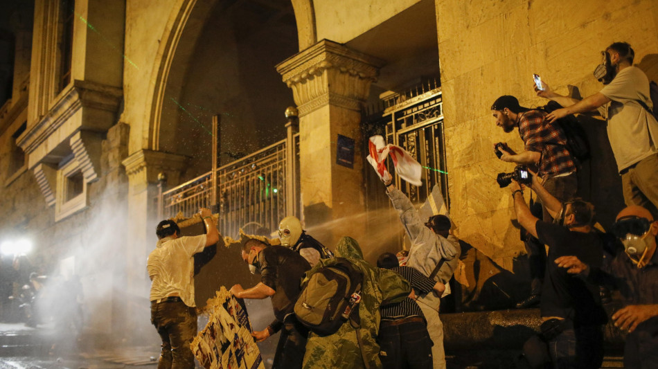 Georgia: proteste contro ddl su influenza straniera, 8 feriti