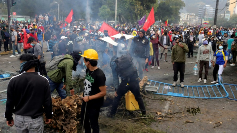 Equateur: affrontements à Quito, l'armée s'inquiète de la démocratie "en grave danger"