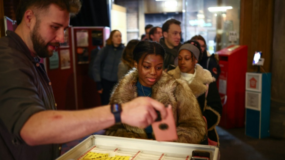 Enfin lâcher son téléphone : à Londres, le succès de soirées "offline"